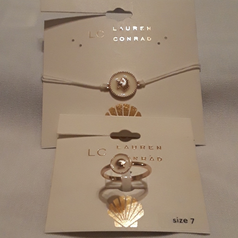 Ring and bracelet set with gold color clam shell